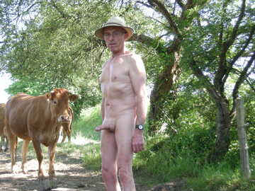 nu parmi ses vaches photo 5