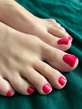 Check out the new pedicure on my cute toes